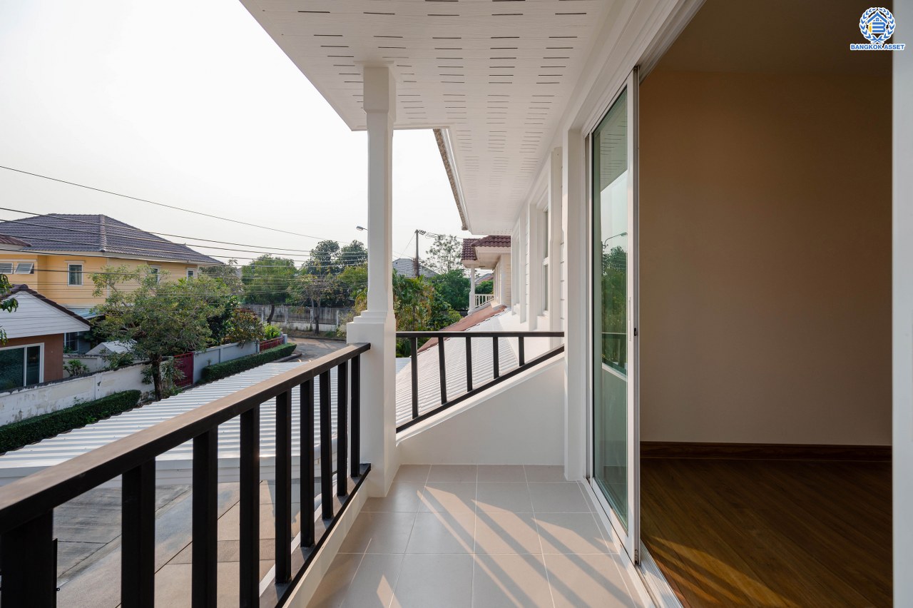 บ้านมือสองตกแต่งใหม่ โครงการ เพอร์เฟคพาร์ค วัดพระนอน จากแบรนด์ Property Perfect เนื้อที่ 56 ตร.ว. พื้นที่ใช้สอย 195.07 ตร.ม. ฟังก์ชัน 3 ห้องนอน 3 ห้องน้ำ 1 ห้องอเนกประสงค์ 2 ที่จอดรถ พร้อม Facilities ครบครัน บนทำเลเชื่อมต่อถนนกาญจนาฯ ใกล้ทางด่วน "ศรีรัช" เซ็นทรัลเวสต์เกต และรถไฟฟ้าสายสีม่วง "สถานีตลาดบางใหญ่"